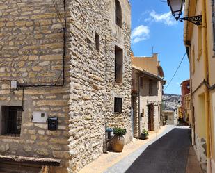 Vista exterior de Casa adosada en venda en La Vall d'Alcalà amb Moblat i Balcó