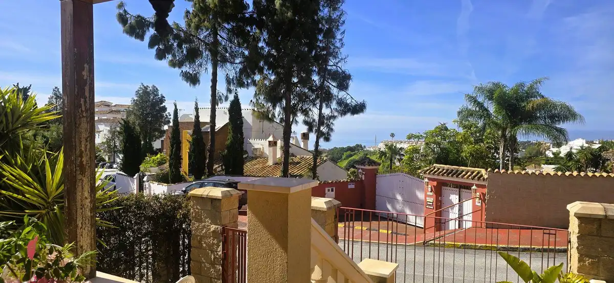 Außenansicht von Einfamilien-Reihenhaus zum Verkauf in Mijas mit Klimaanlage, Heizung und Privatgarten