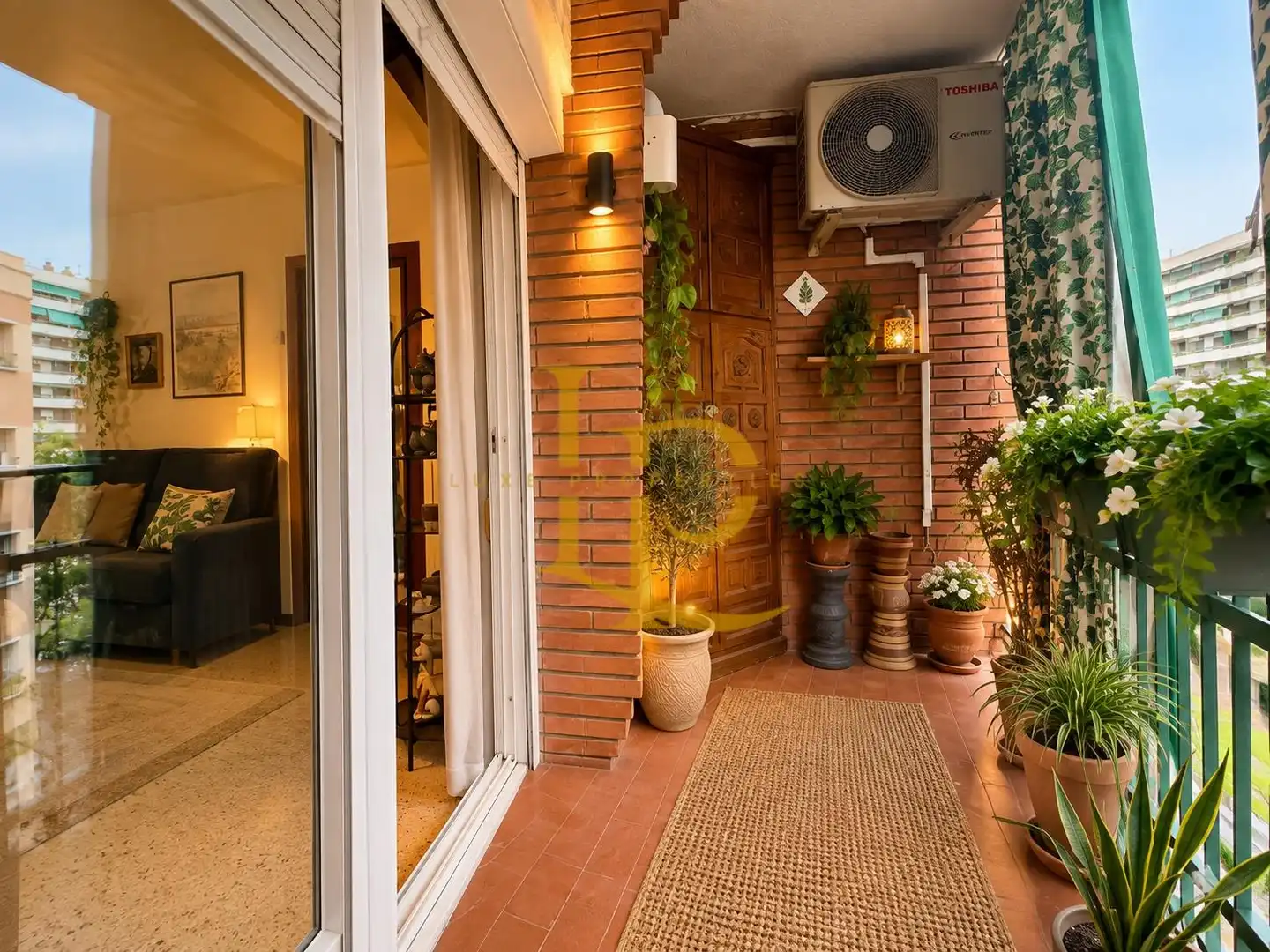 Terraza de Piso en venta en L'Hospitalet de Llobregat con Calefacción, Amueblado y Horno