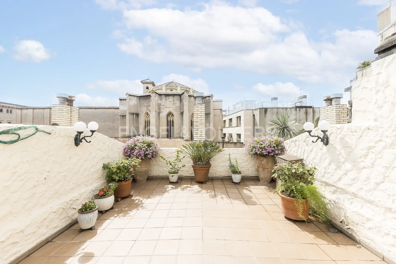 Terrasse von Einfamilien-Reihenhaus zum Verkauf in Barcelona mit Heizung, Privatgarten und Parkett