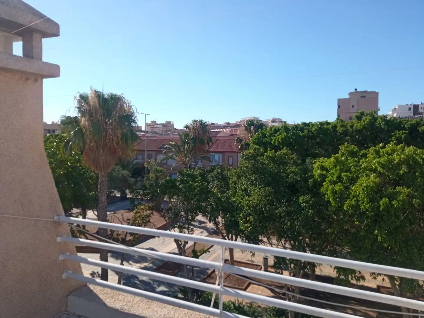 Vista exterior de Casa o xalet en venda en Roquetas de Mar amb Aire condicionat, Calefacció i Terrassa