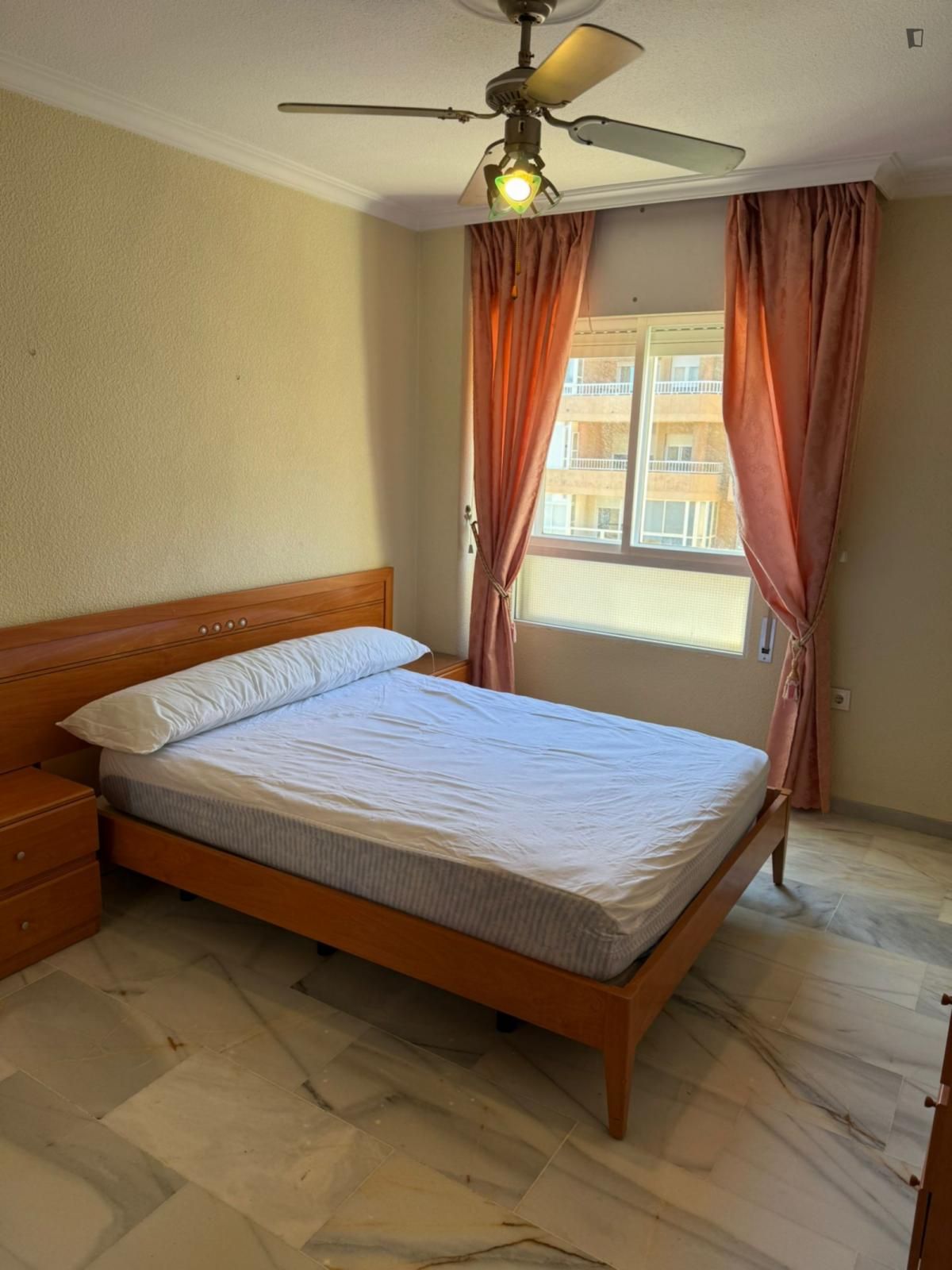 Dormitori de Apartament per a compartir en  Almería Capital amb Moblat, Forn i Rentadora