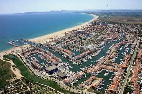 Vista exterior de Apartament en venda en Empuriabrava amb Terrassa i Balcó