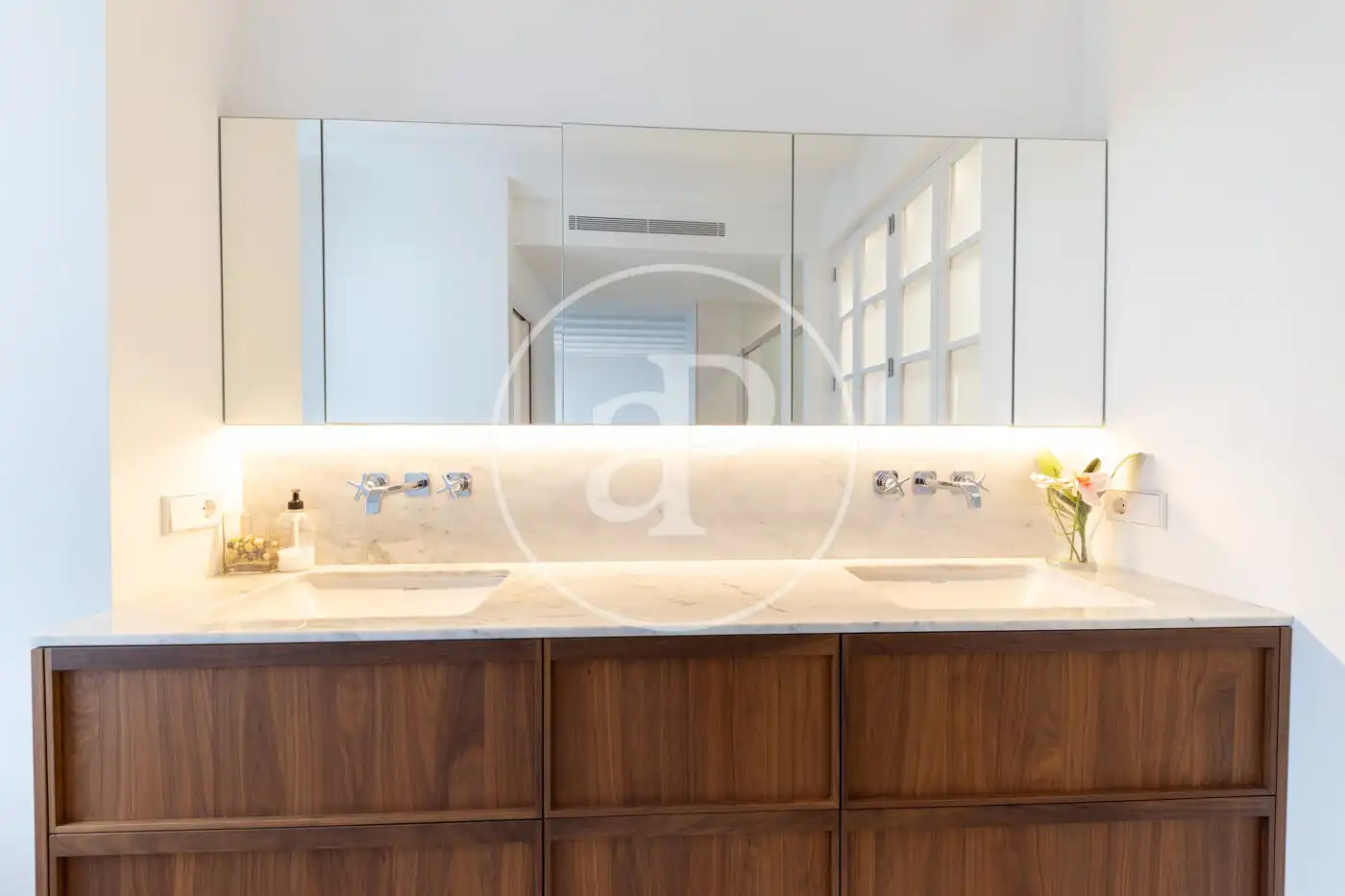 Badezimmer von Einfamilien-Reihenhaus zum Verkauf in  Palma de Mallorca mit Klimaanlage, Heizung und Privatgarten