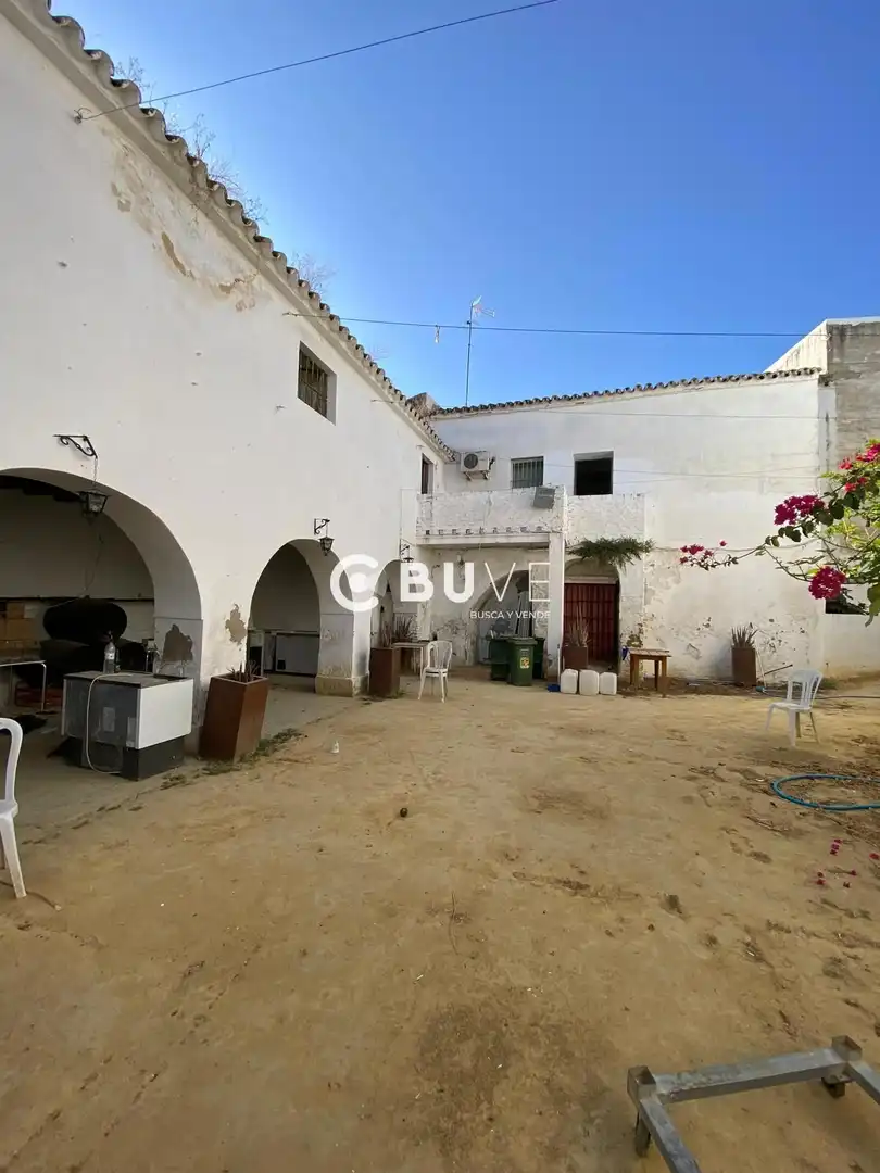 Vista exterior de Casa o xalet en venda en Lebrija amb Calefacció, Jardí privat i Terrassa
