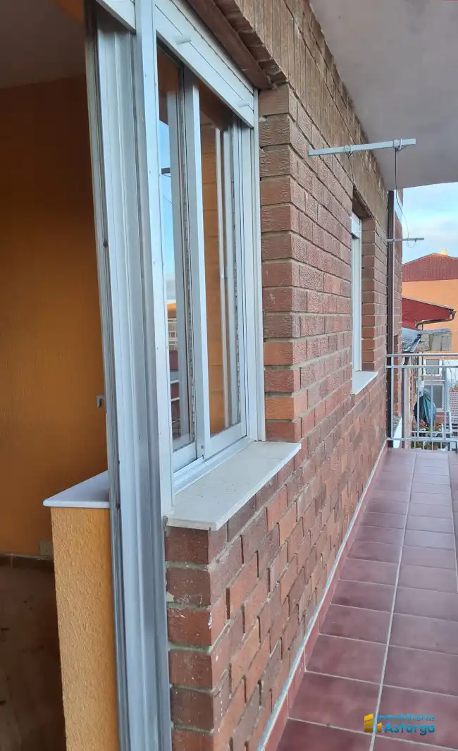 Vista exterior de Piso de alquiler en Astorga con Calefacción, Terraza y Amueblado