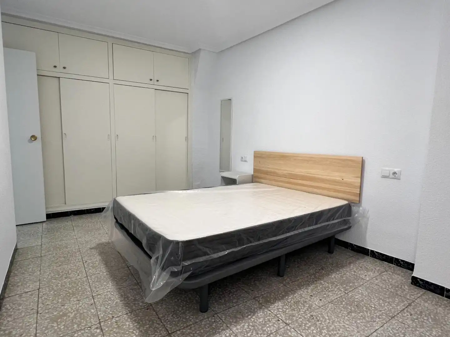 Habitación de Piso de alquiler en Elche / Elx con Amueblado y Balcón