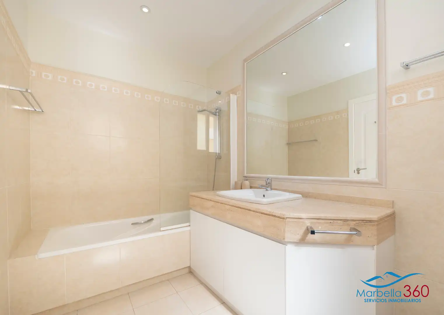 Baño de Casa adosada en venta en Marbella con Aire acondicionado, Calefacción y Jardín privado