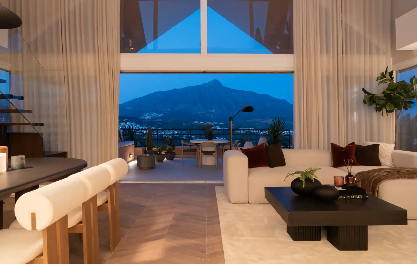 Sala d'estar de Àtic en venda en Marbella amb Aire condicionat, Terrassa i Piscina