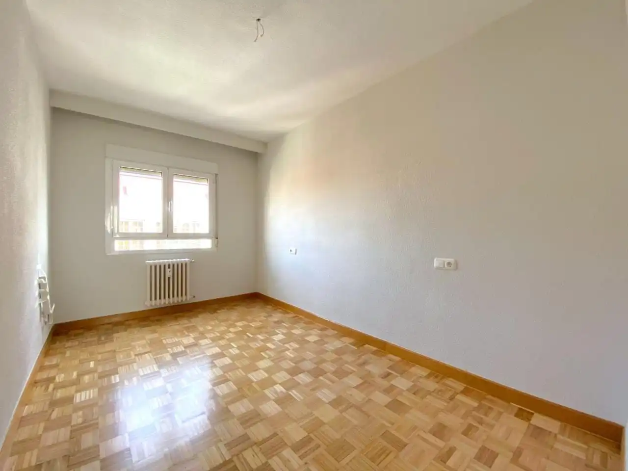 Dormitori de Pis en venda en León Capital  amb Calefacció, Parquet i Terrassa