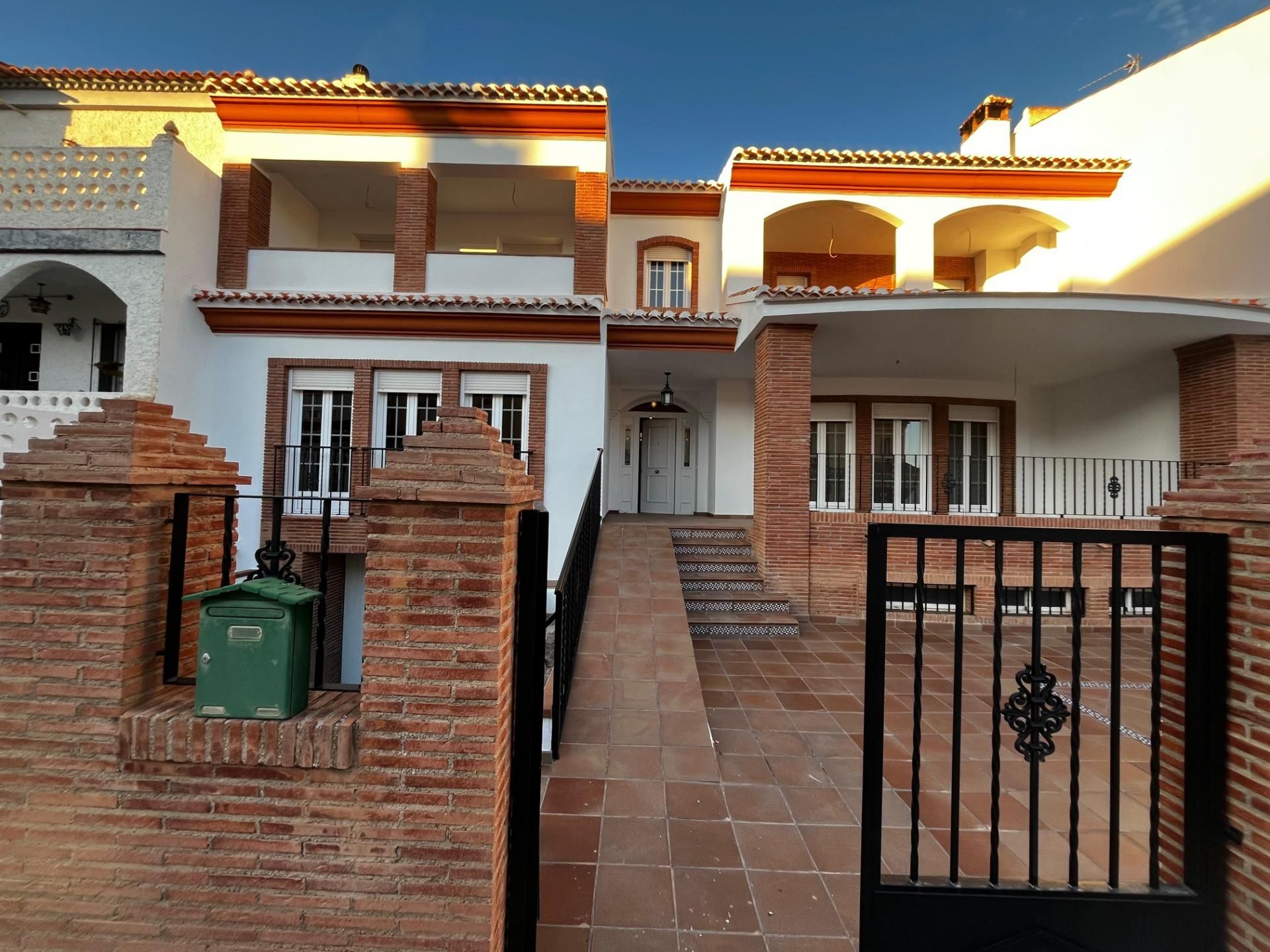 Vista exterior de Casa adosada en venda en Huéscar amb Calefacció, Jardí privat i Terrassa