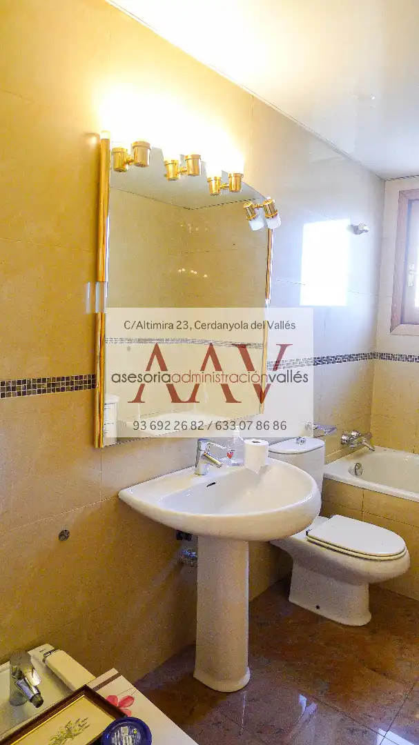 Bany de Casa o xalet en venda en Cerdanyola del Vallès amb Aire condicionat, Calefacció i Jardí privat