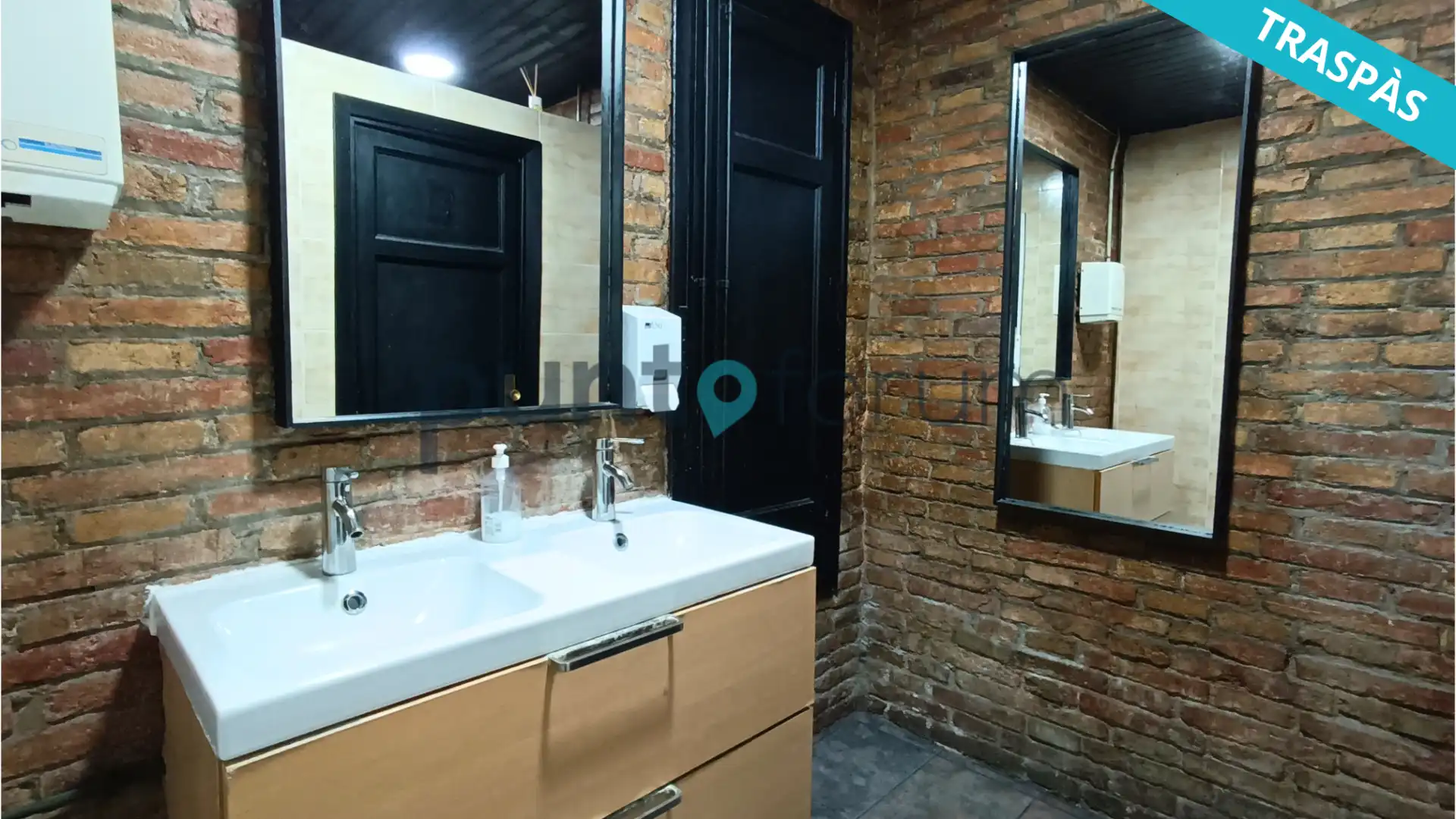 Baño de Local en traspaso en Barcelona con Aire acondicionado, Calefacción y Terraza