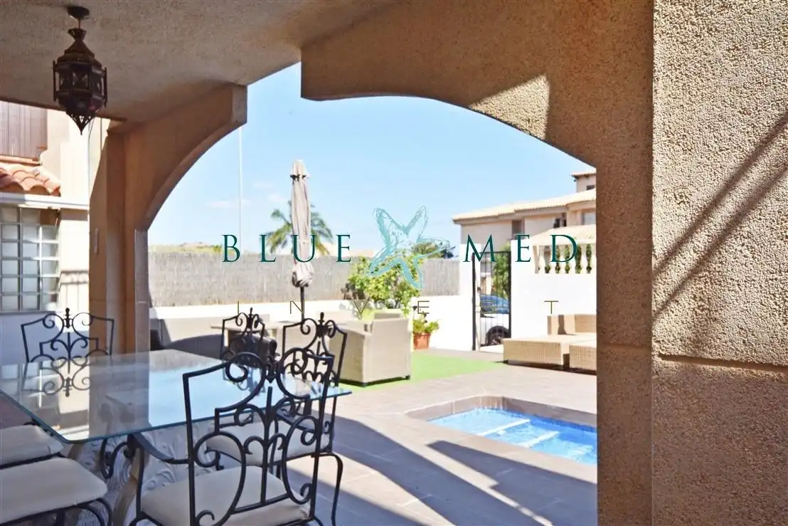 Vista exterior de Casa o xalet en venda en Mazarrón amb Jardí privat, Terrassa i Piscina