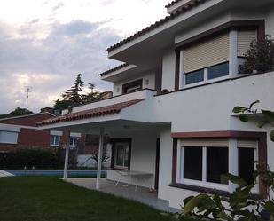 Vista exterior de Casa o xalet de lloguer en Cabrils amb Aire condicionat, Calefacció i Jardí privat