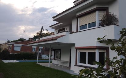 Vista exterior de Casa o xalet de lloguer en Cabrils amb Aire condicionat, Calefacció i Jardí privat