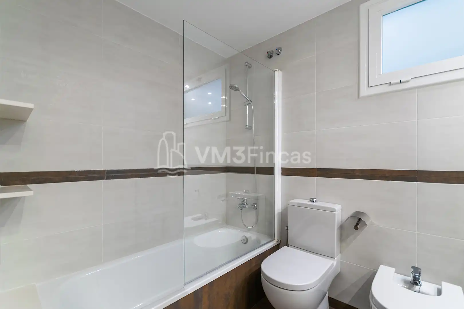 Badezimmer von Wohnung zur Miete in Barcelona mit Klimaanlage, Heizung und Parkett