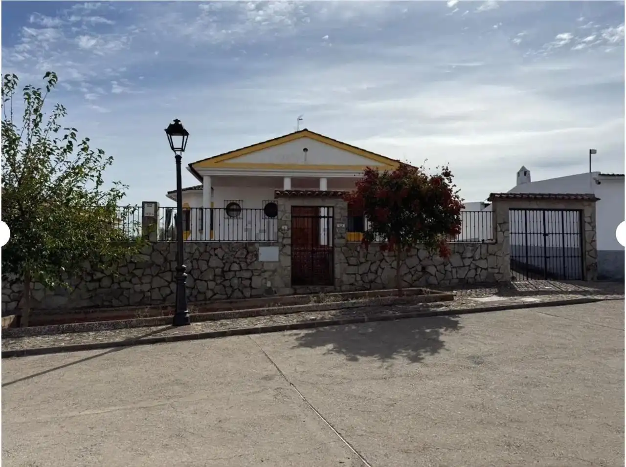 Houses for sale in Encinasola, Huelva
