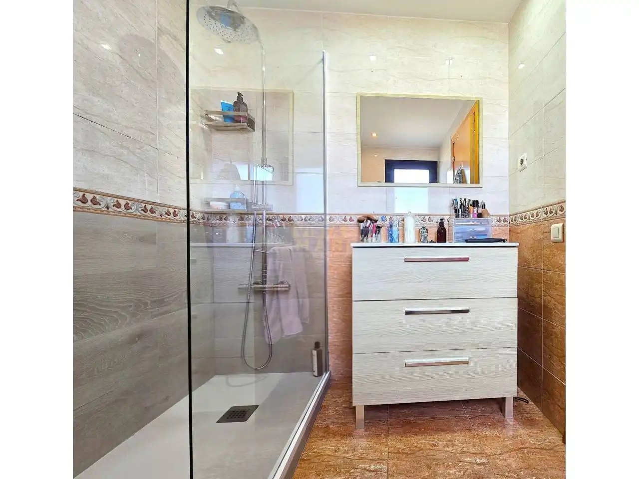 Baño de Casa adosada en venta en Vilanova i la Geltrú con Aire acondicionado, Calefacción y Jardín privado
