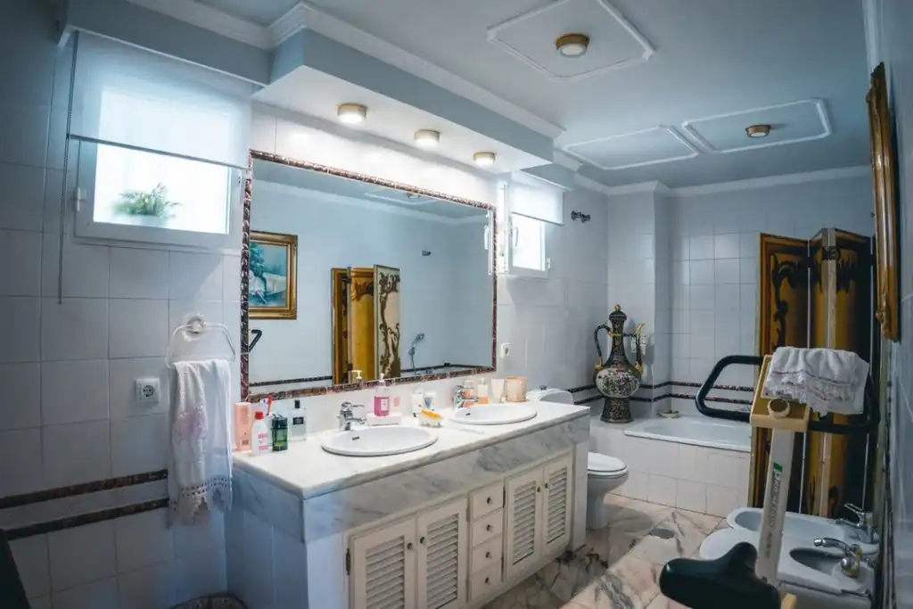 Badezimmer von Maisonette zum Verkauf in Fuengirola mit Klimaanlage, Terrasse und Schwimmbad