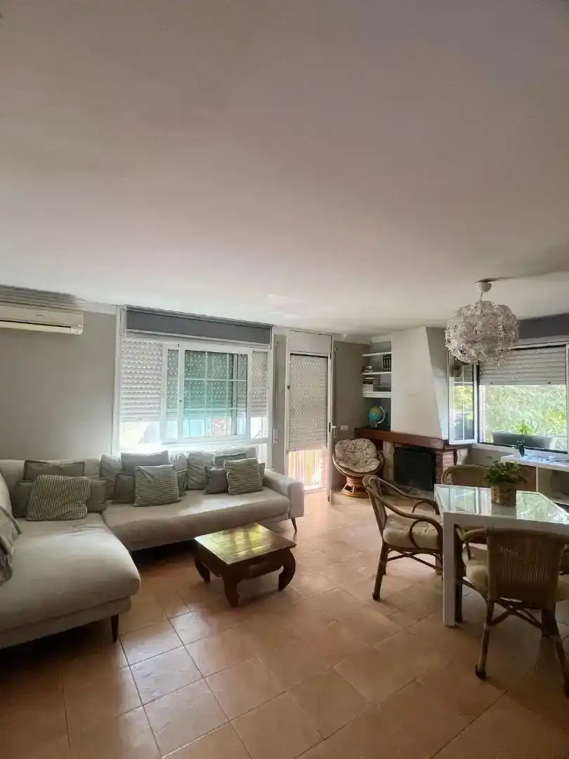 Sala d'estar de Casa adosada en venda en Vilafranca del Penedès amb Aire condicionat i Balcó