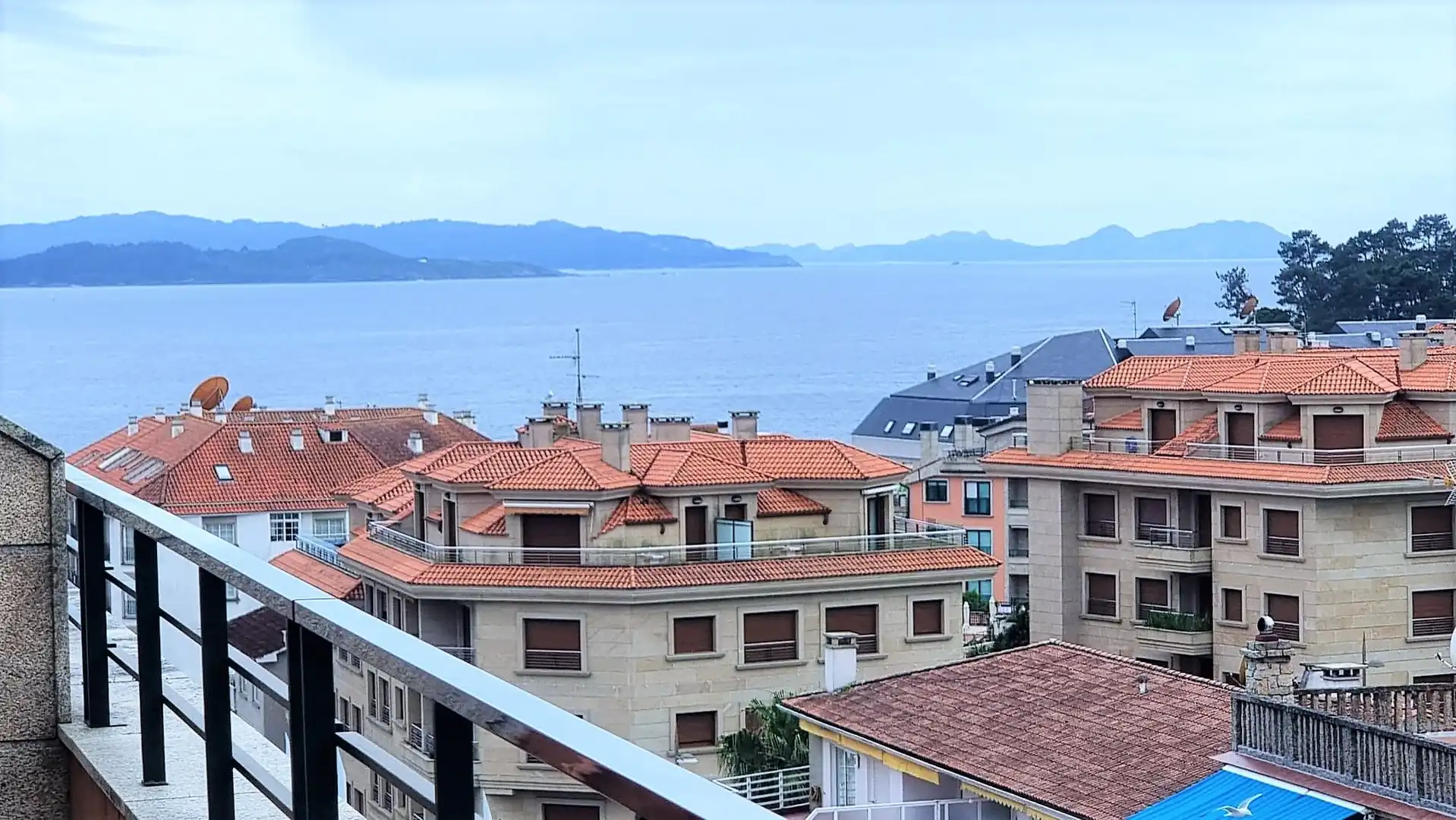 Vista exterior de Àtic de lloguer en Sanxenxo amb Jardí privat, Terrassa i Piscina