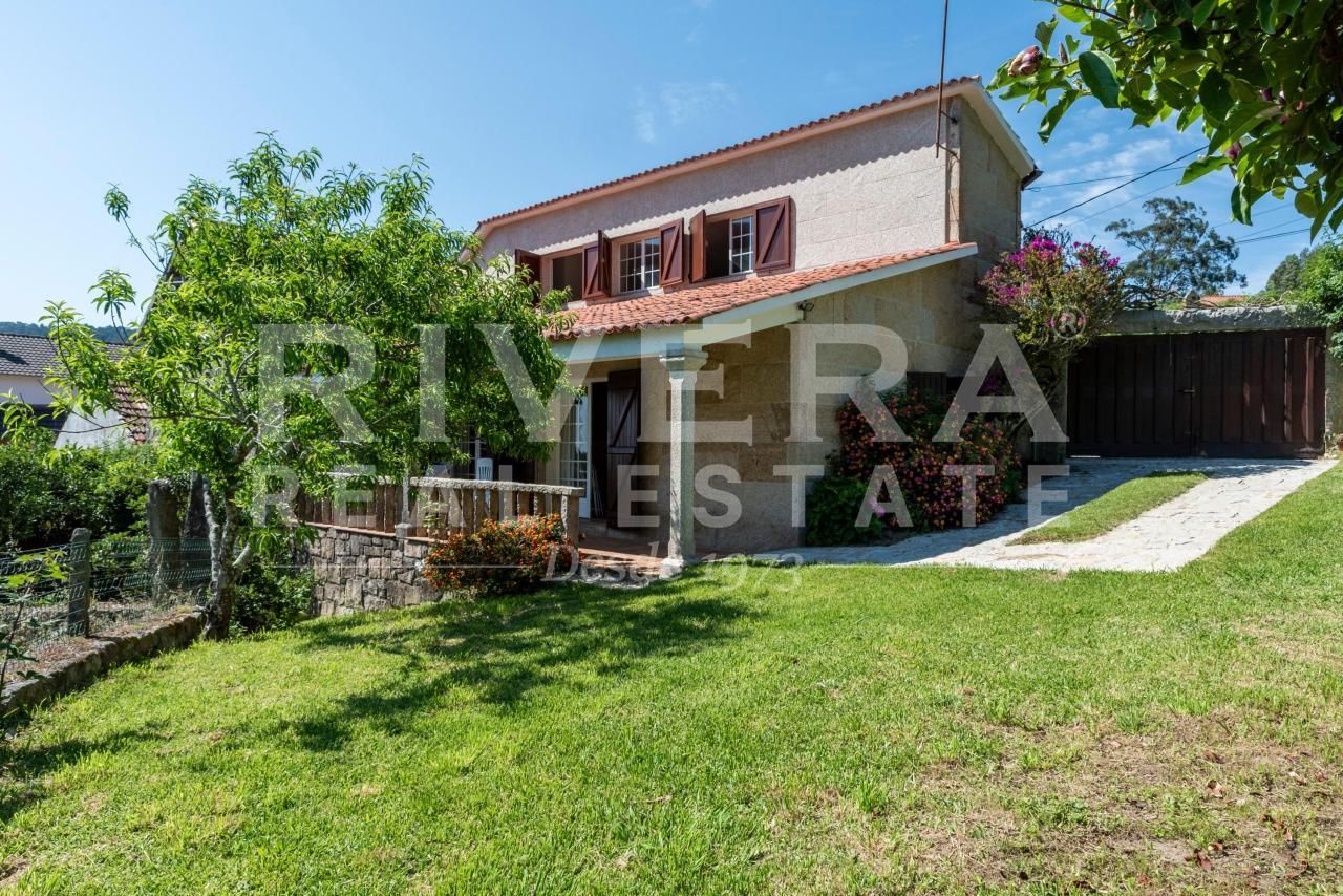 Vista exterior de Casa o xalet en venda en Sanxenxo amb Calefacció, Jardí privat i Terrassa