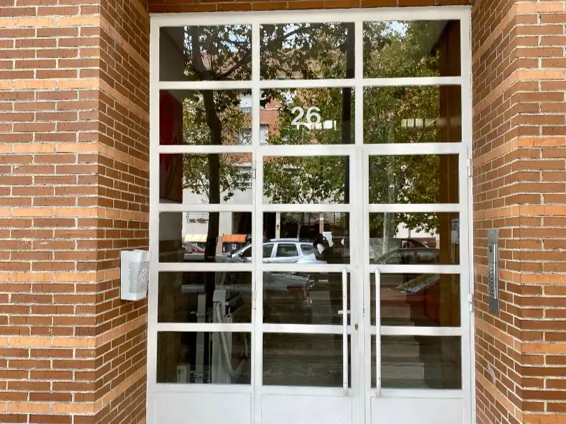 Außenansicht von Wohnung zum Verkauf in  Madrid Capital mit Klimaanlage