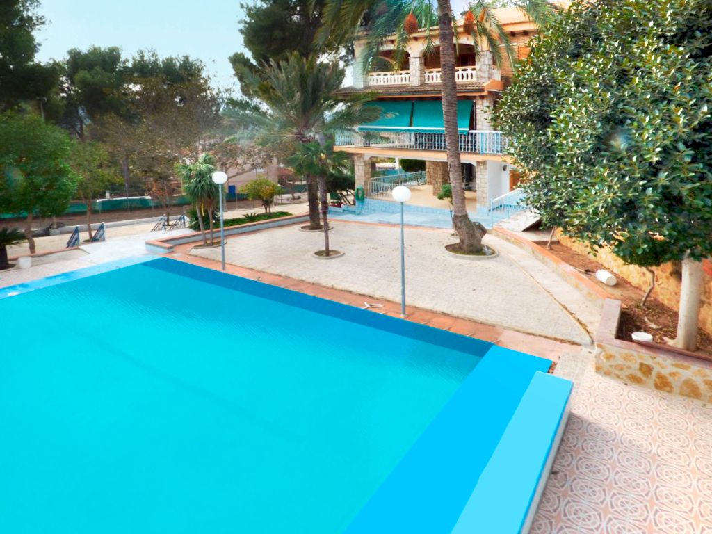 Piscina de Casa o xalet en venda en Chiva amb Aire condicionat, Calefacció i Jardí privat