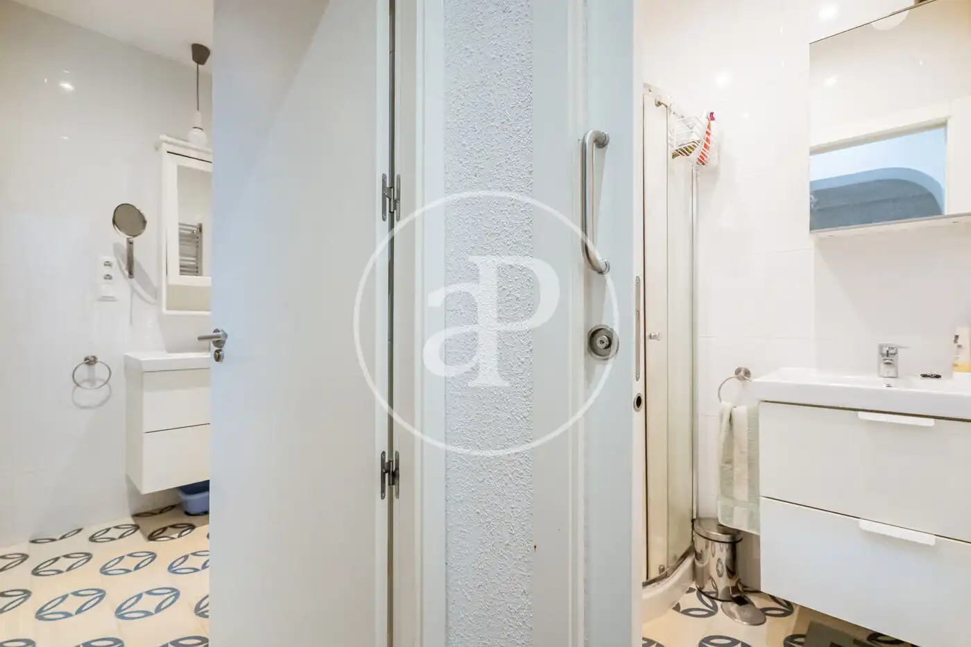 Bathroom of Flat for rent in Madrid  with Air Conditioner, Heating and Balcony