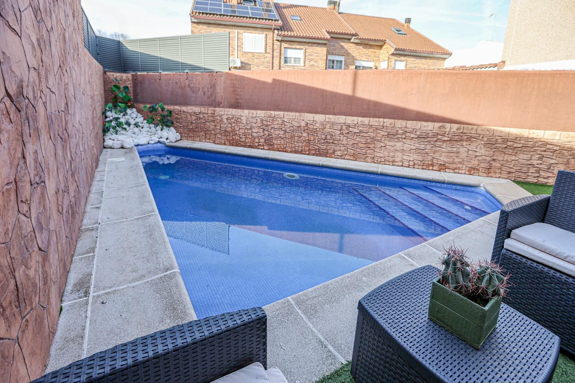 Piscina de Casa adosada en venta en Valdemoro con Aire acondicionado, Calefacción y Jardín privado