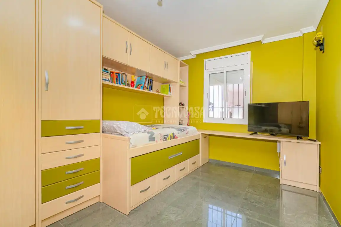 Dormitori de Casa o xalet en venda en Lucena amb Aire condicionat, Jardí privat i Moblat