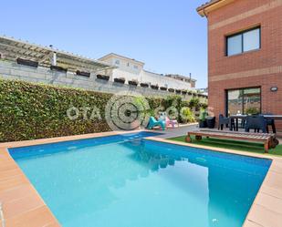 Piscina de Casa adosada en venda en Els Pallaresos amb Calefacció, Jardí privat i Terrassa