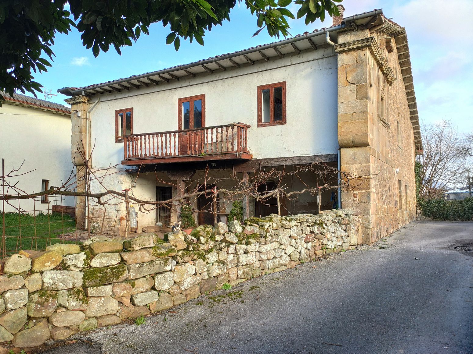Vista exterior de Casa o xalet en venda en Los Corrales de Buelna  amb Jardí privat