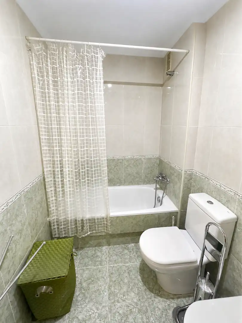 Baño de Piso de alquiler en Ourense Capital  con Calefacción, Parquet y Trastero