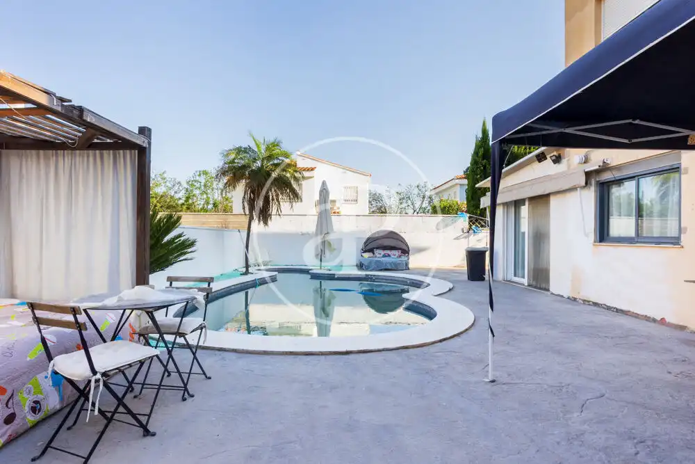 Swimming pool of Houses for sale in Riba-roja de Túria  with Air Conditioner, Heating and Private garden