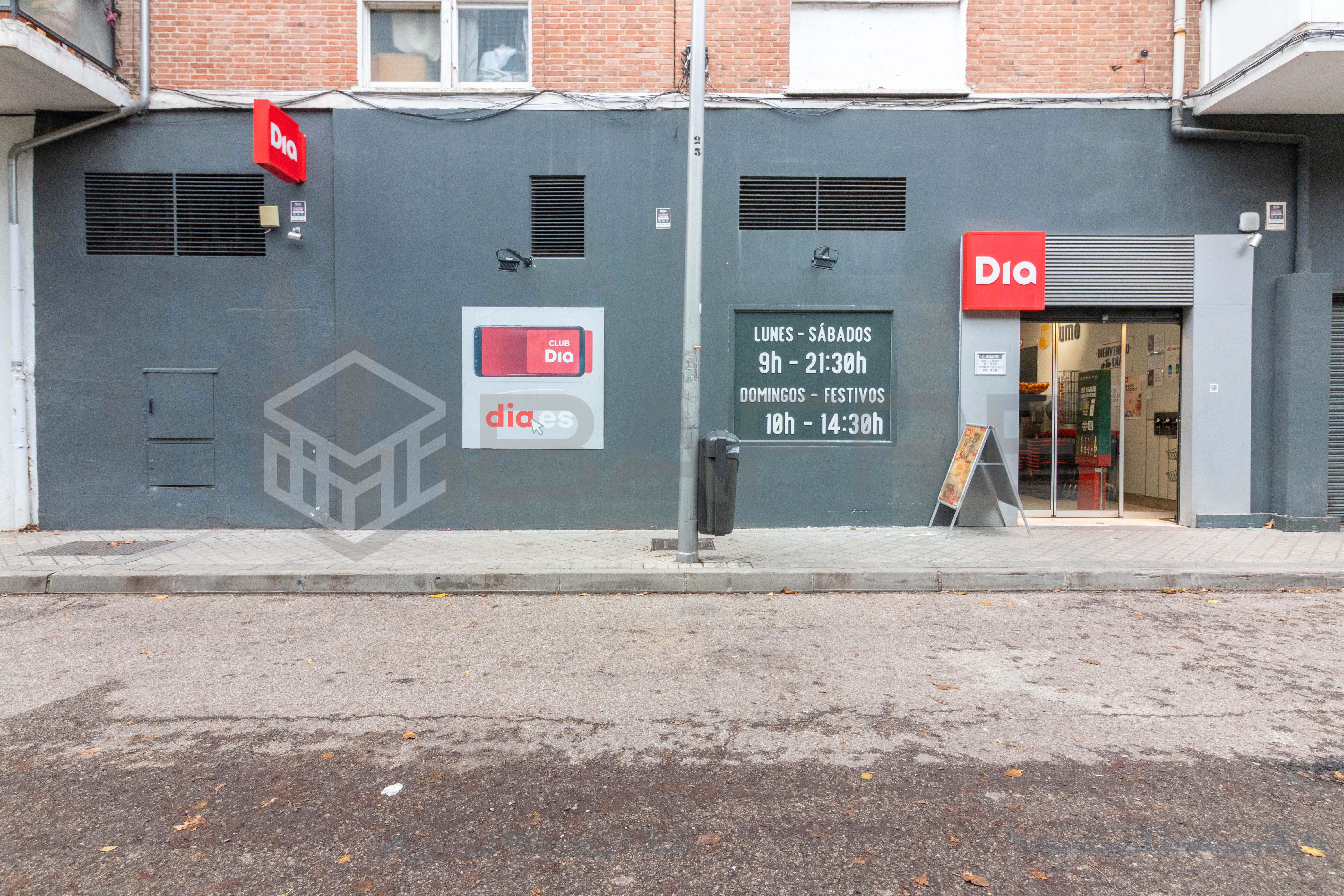 Vista exterior de Local en venta en  Madrid Capital