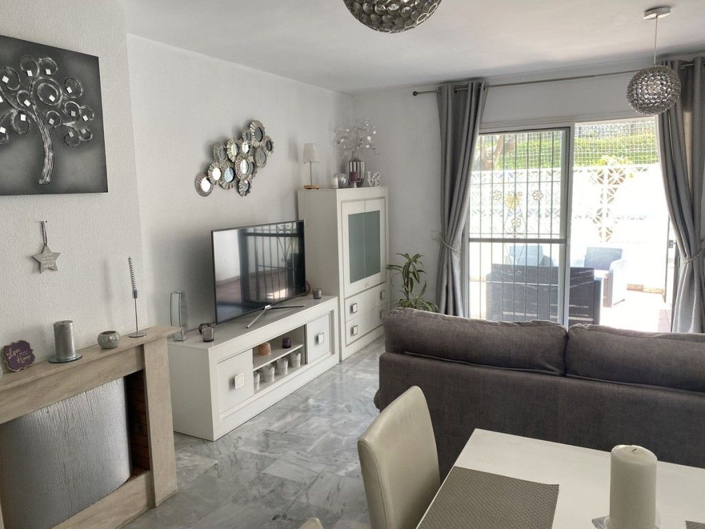 Sala d'estar de Casa adosada en venda en Mijas amb Aire condicionat, Terrassa i Piscina comunitària