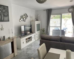 Sala d'estar de Casa adosada en venda en Mijas amb Aire condicionat, Terrassa i Piscina comunitària
