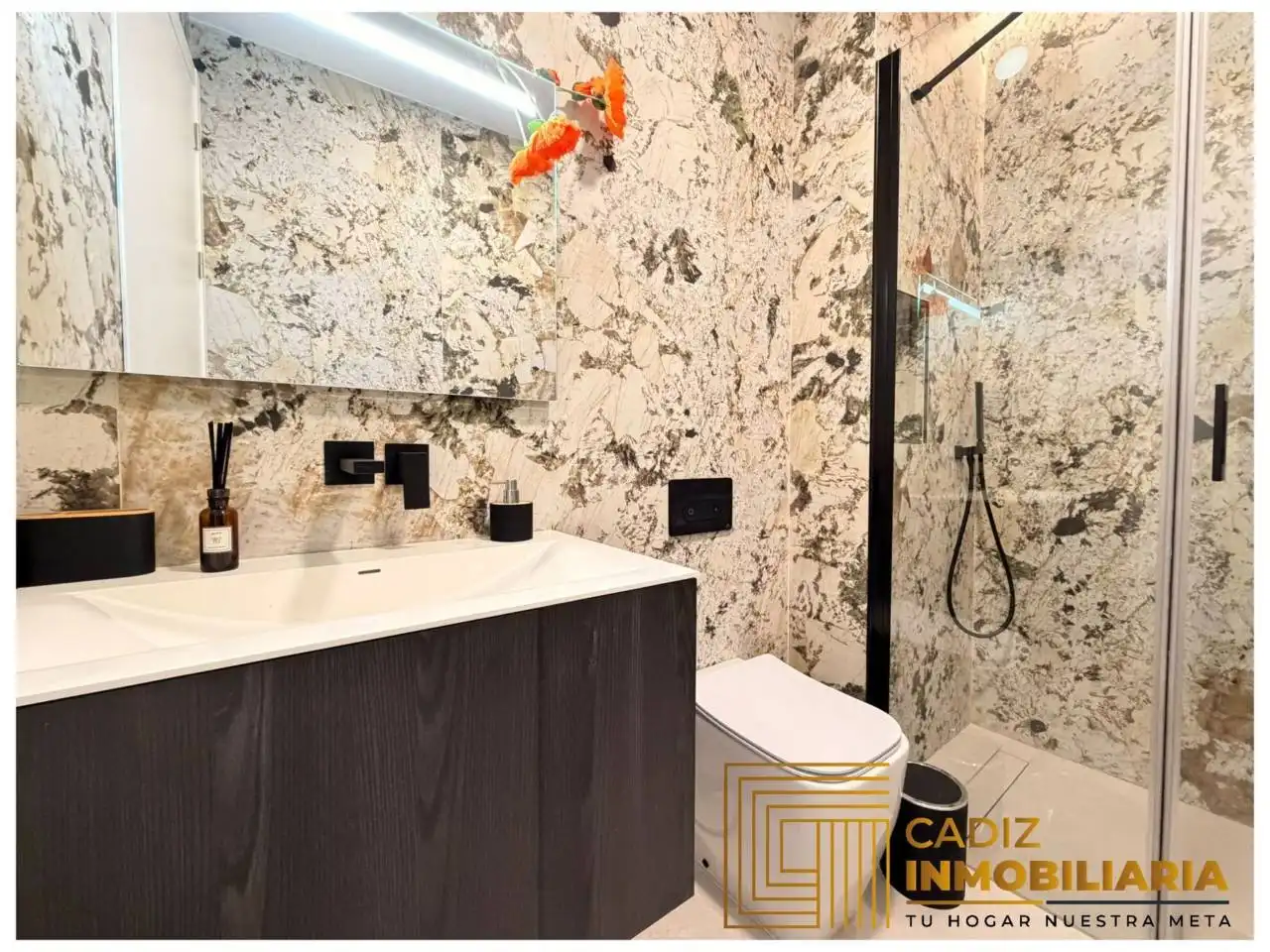 Bathroom of Flat for sale in Cádiz  with Air Conditioner and Furnished