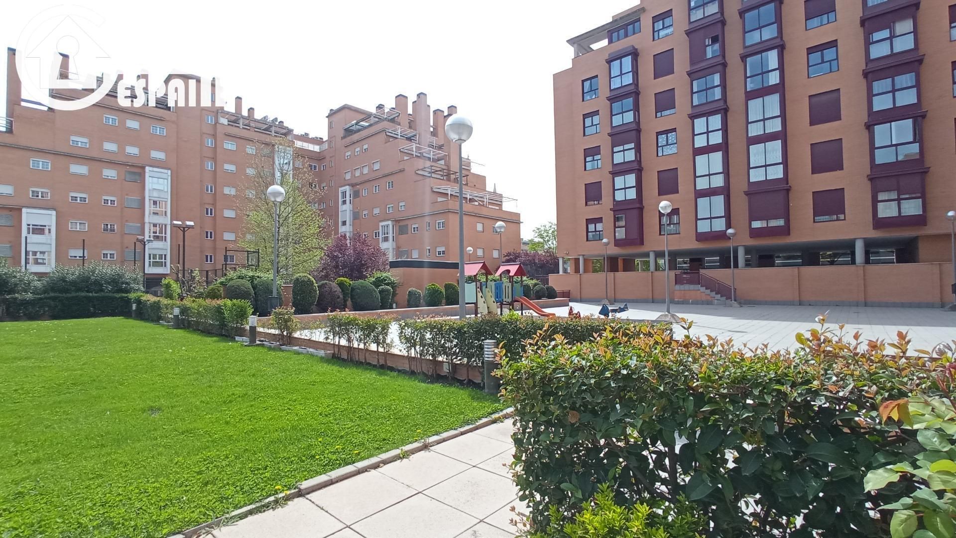 Vista exterior de Piso en venta en  Madrid Capital con Aire acondicionado, Jardín privado y Trastero