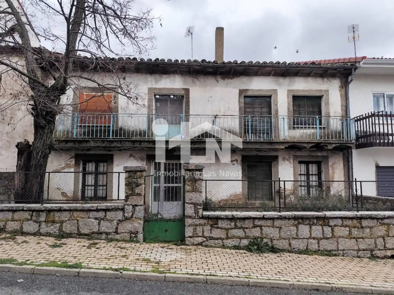 Vista exterior de Casa o xalet en venda en Las Navas del Marqués  amb Jardí privat