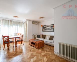 Living room of Flat to rent in  Madrid Capital  with Air Conditioner, Heating and Parquet flooring