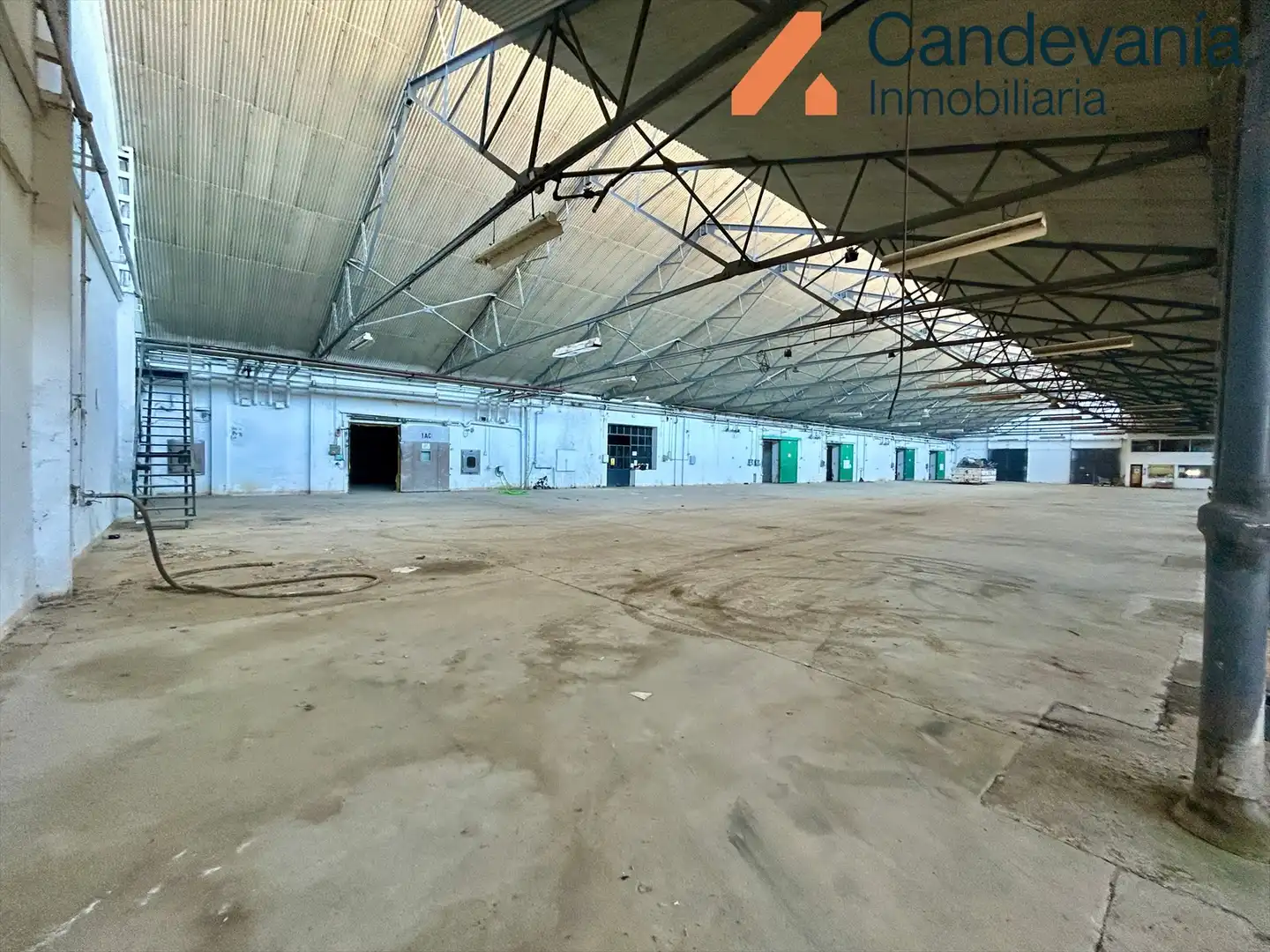 Vista exterior de Nave industrial en venta en Zuera