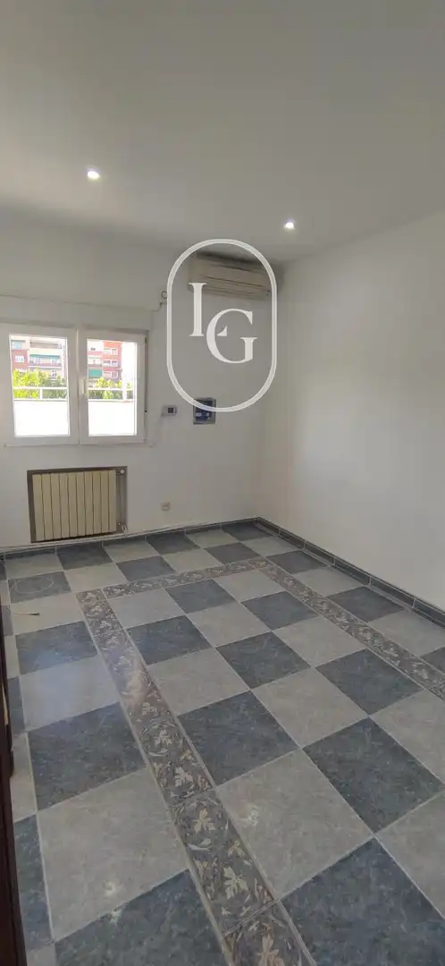 Schlafzimmer von Dachboden zur Miete in Madrid mit Heizung, Terrasse und Ofen