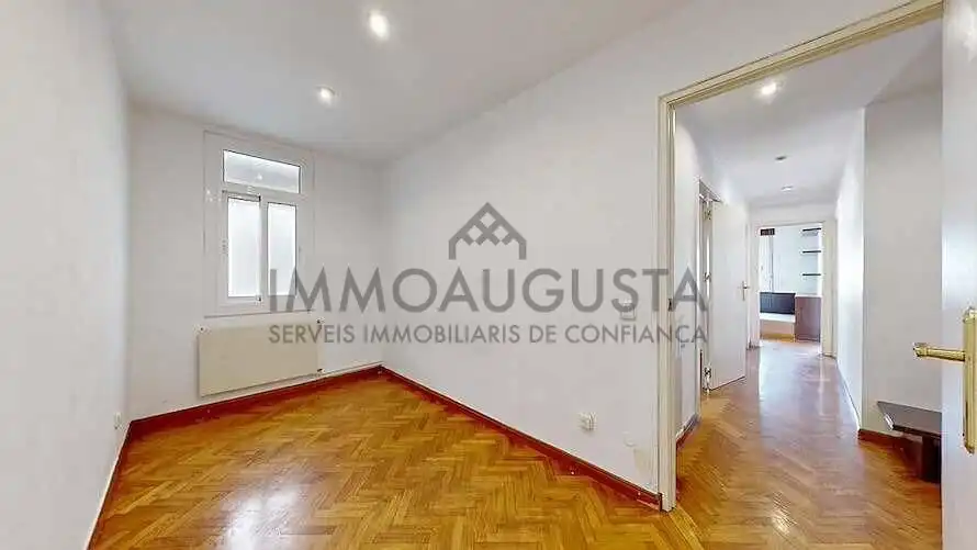 Dormitori de Pis en venda en Barcelona amb Parquet i Terrassa