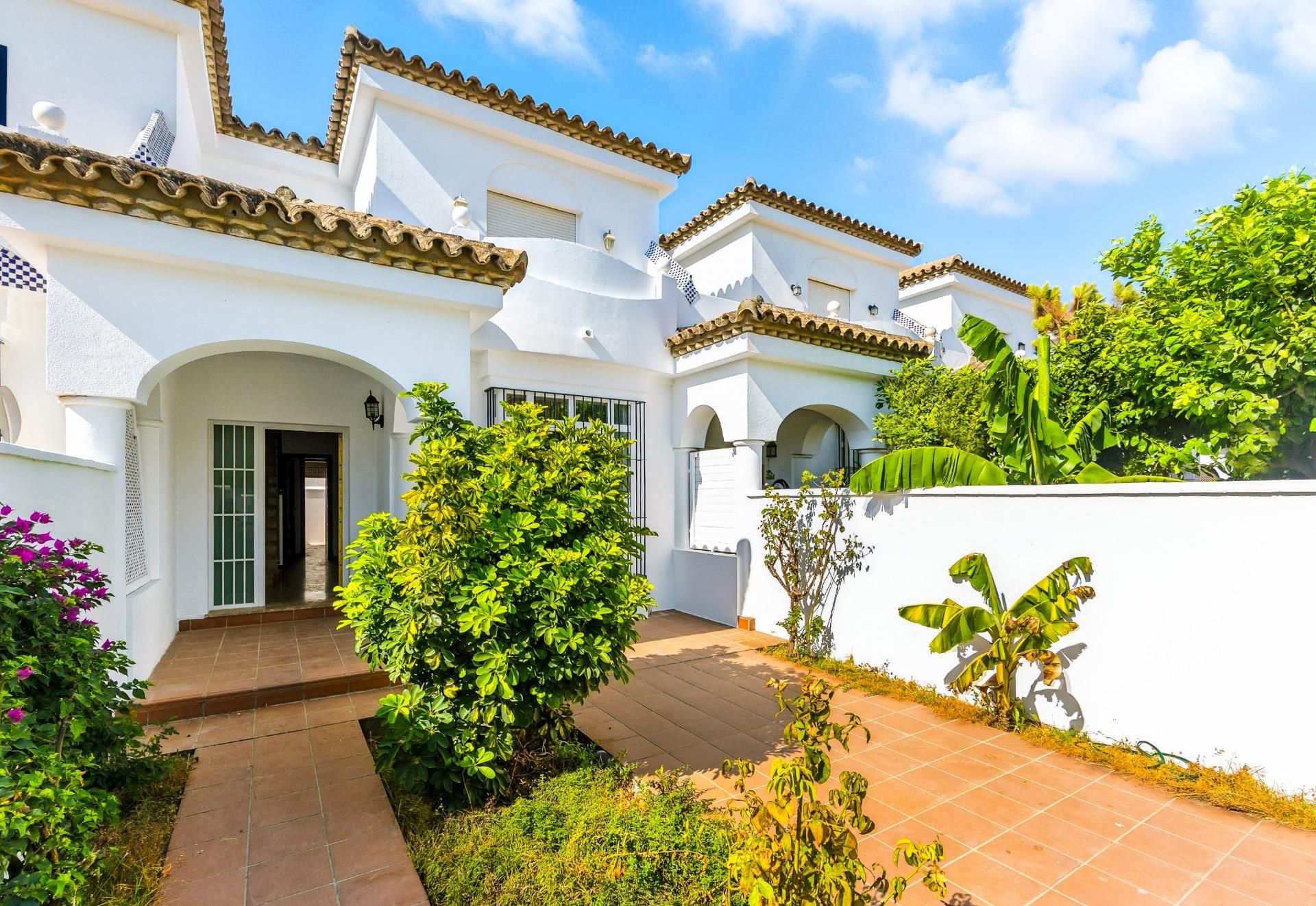 Vista exterior de Casa adosada en venda en Chiclana de la Frontera amb Jardí privat, Terrassa i Balcó