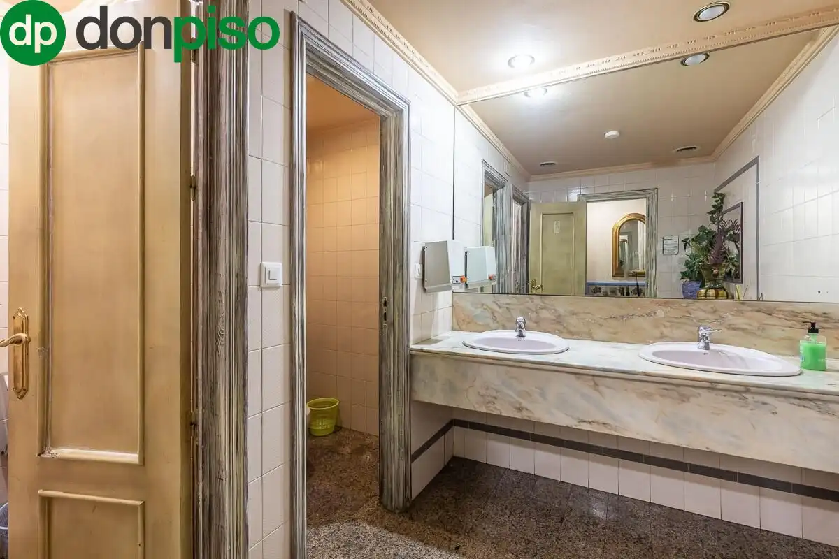Baño de Local en venta en Pinos Genil con Terraza