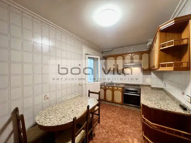 Küche von Wohnung zum Verkauf in Pontevedra Capital  mit Heizung, Parkett und Abstellraum