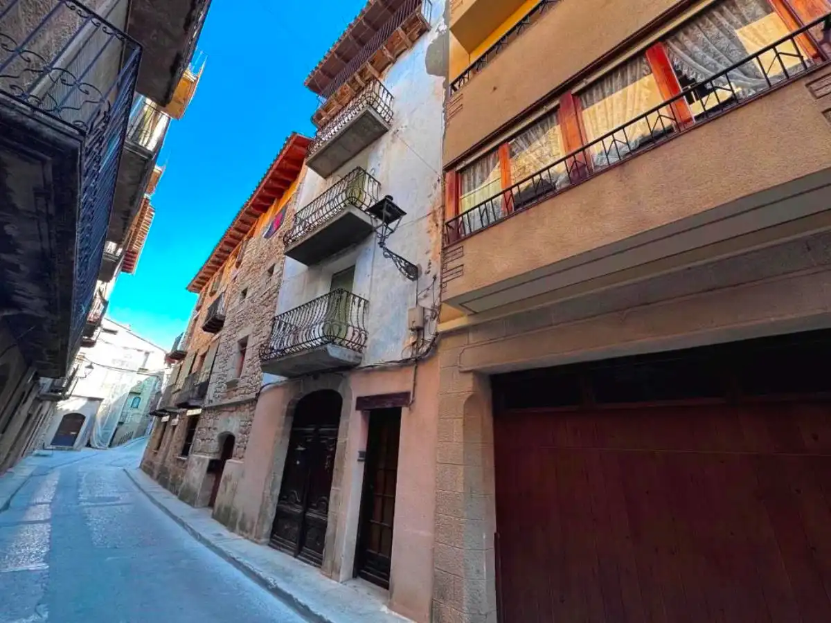 Vista exterior de Casa adosada en venda en Valderrobres amb Moblat i Balcó